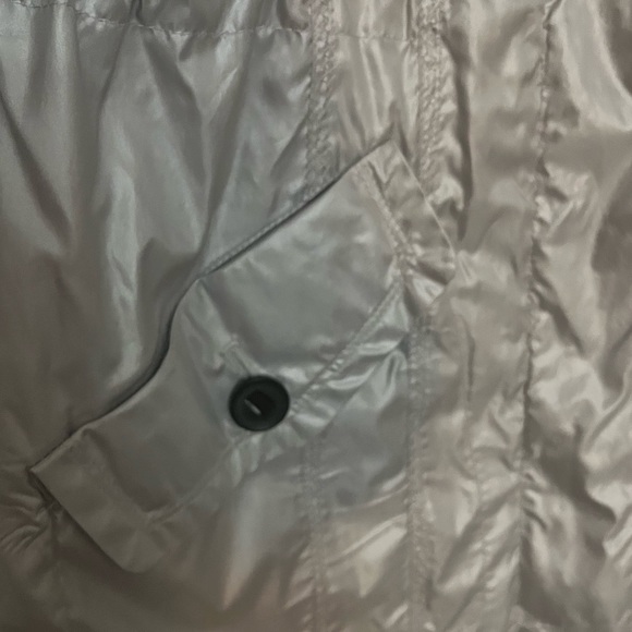 Vince Camuto Women’s Jacket windbreaker. Silver. Size Large. - Picture 3 of 10